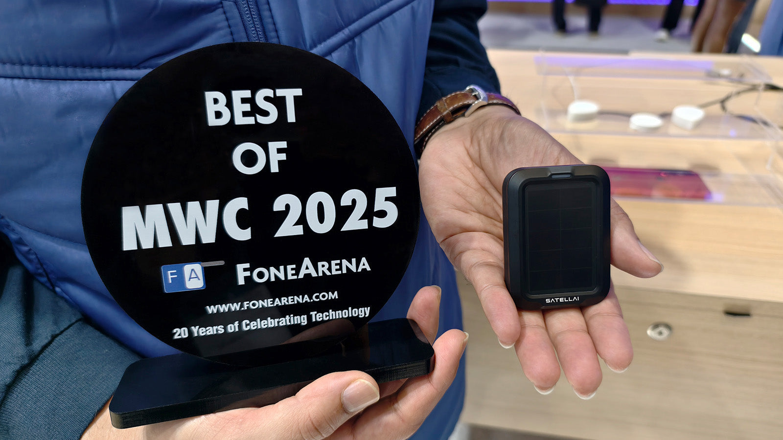 SATELLAI Tracker holding MWC 2025 Best Award